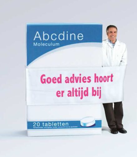 Een apotheker naast een grote doos geneesmiddelen met de banier: Goed advies hoort er altijd bij